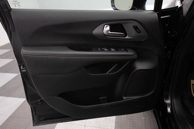 Used 2025 Chrysler Pacifica Select FWD image 19