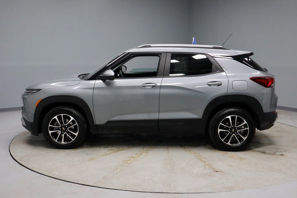Used 2025 Chevrolet TrailBlazer LT image 2