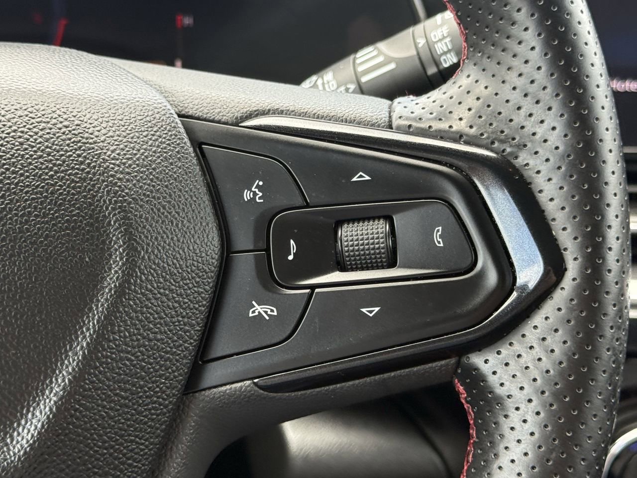 Used 2024 Chevrolet Trax RS w/ Sunroof Package FWD image 13