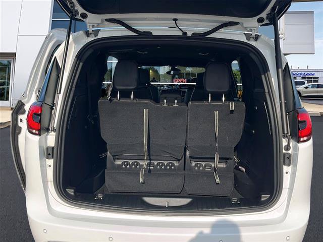 Used 2025 Chrysler Pacifica Select FWD image 16