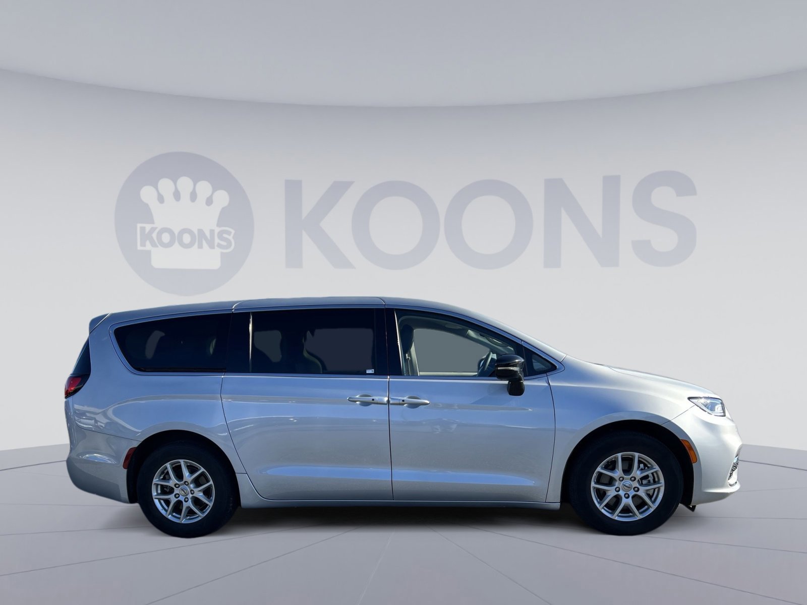 Used 2024 Chrysler Pacifica Touring-L FWD image 2