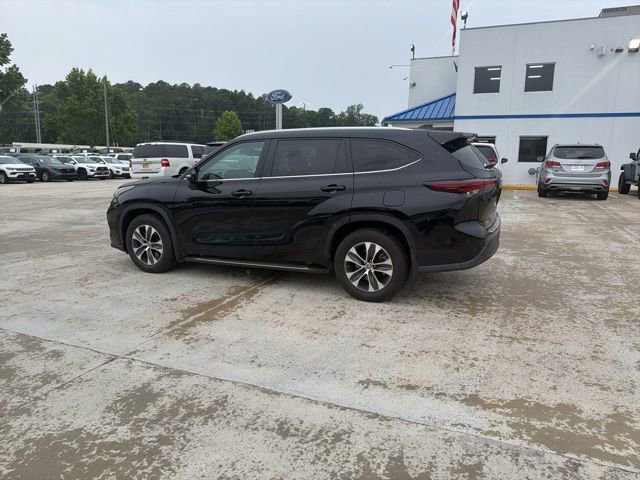 Used 2024 Toyota Highlander XLE AWD/4WD image 12