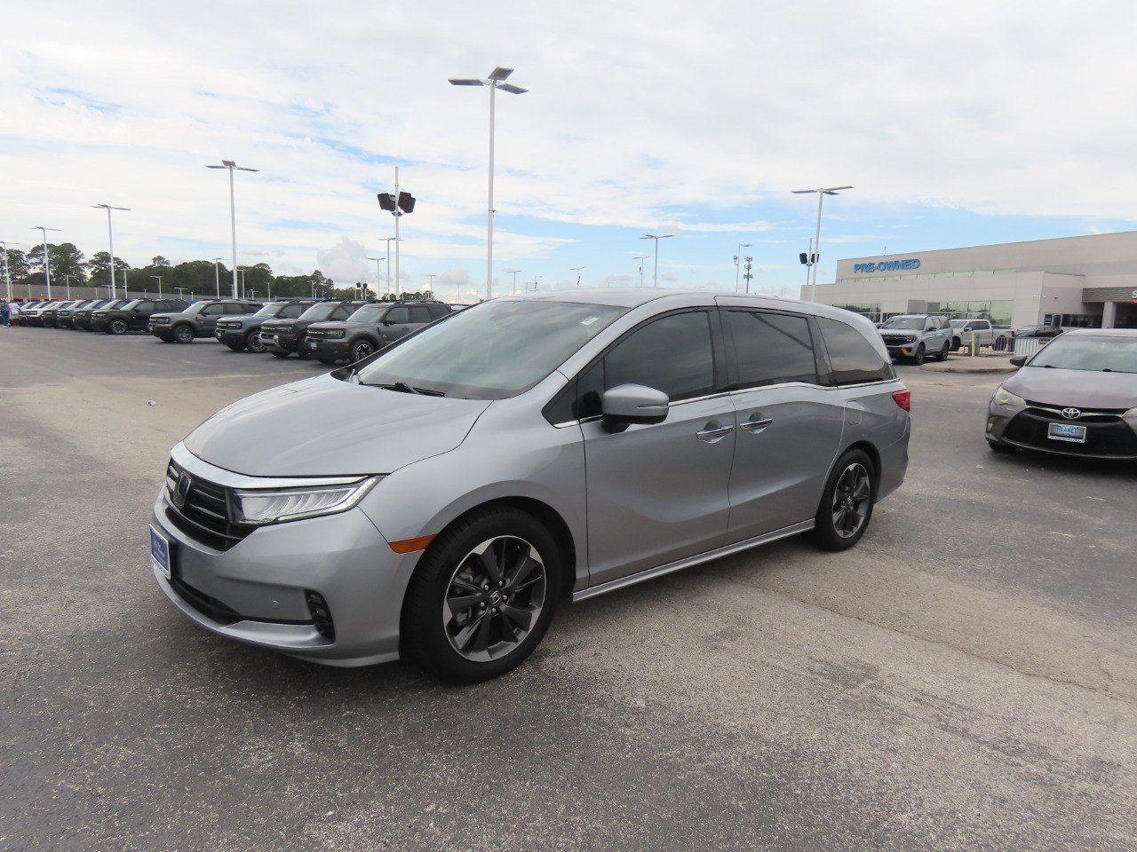 Used 2023 Honda Odyssey Elite image 2
