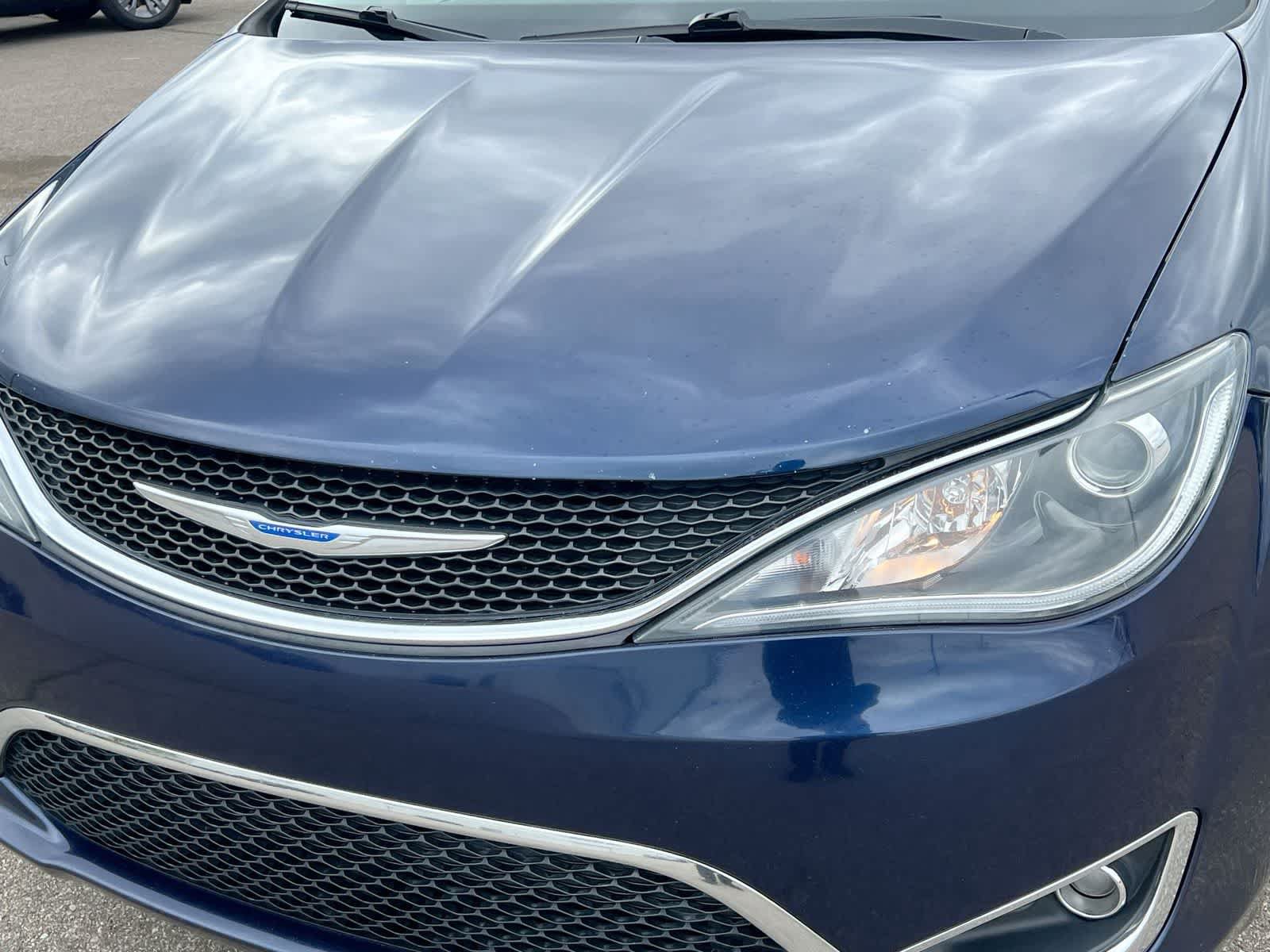 Used 2018 Chrysler Pacifica Touring-L Plus FWD image 11