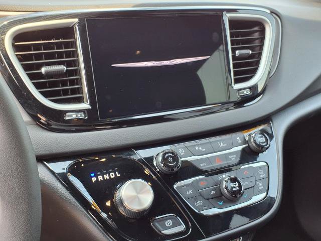 Used 2025 Chrysler Pacifica Select FWD image 10