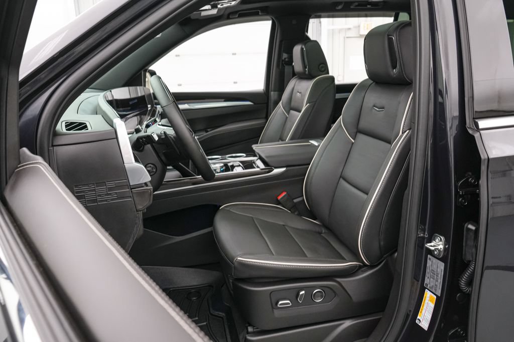 Used 2026 Cadillac Escalade Luxury w/ LPO, Radiant Package AWD/4WD image 13