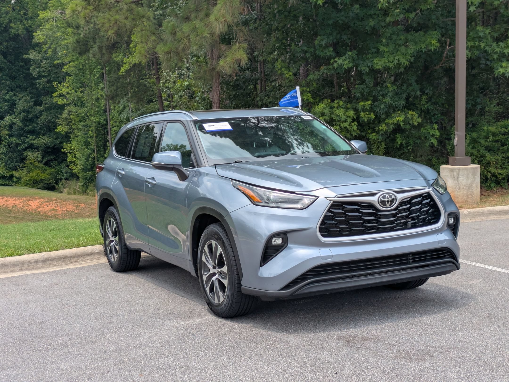Used 2021 Toyota Highlander XLE FWD image 2