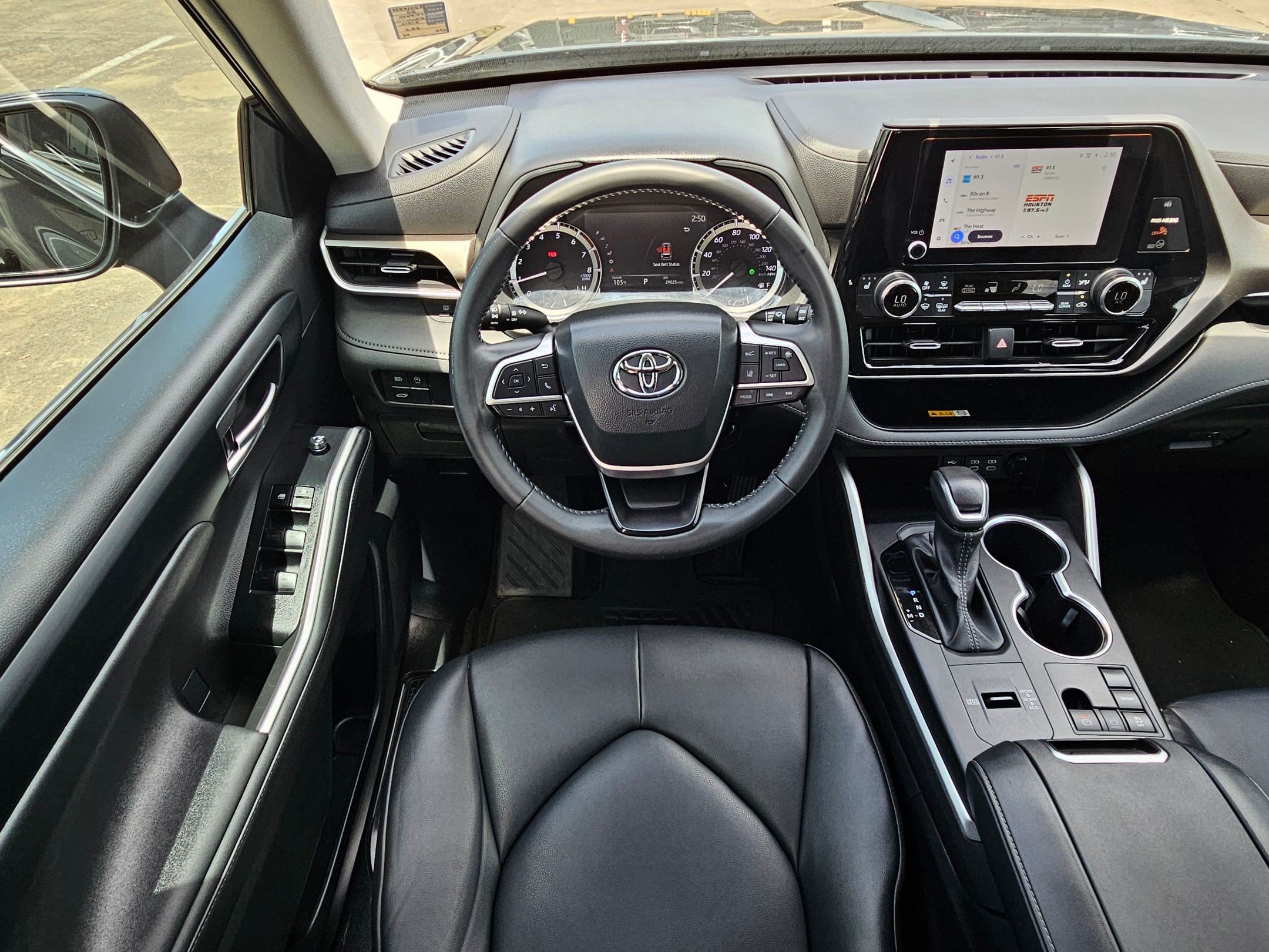 Used 2023 Toyota Highlander XLE FWD image 28