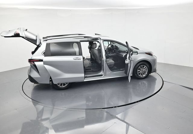 Used 2025 Toyota Sienna XLE FWD image 50