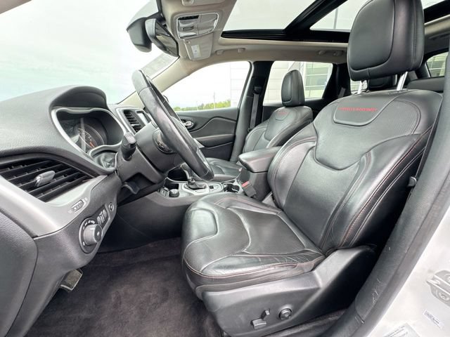 Used 2017 Jeep Cherokee Trailhawk AWD/4WD image 11
