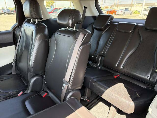 Used 2023 Kia Carnival LX FWD image 19