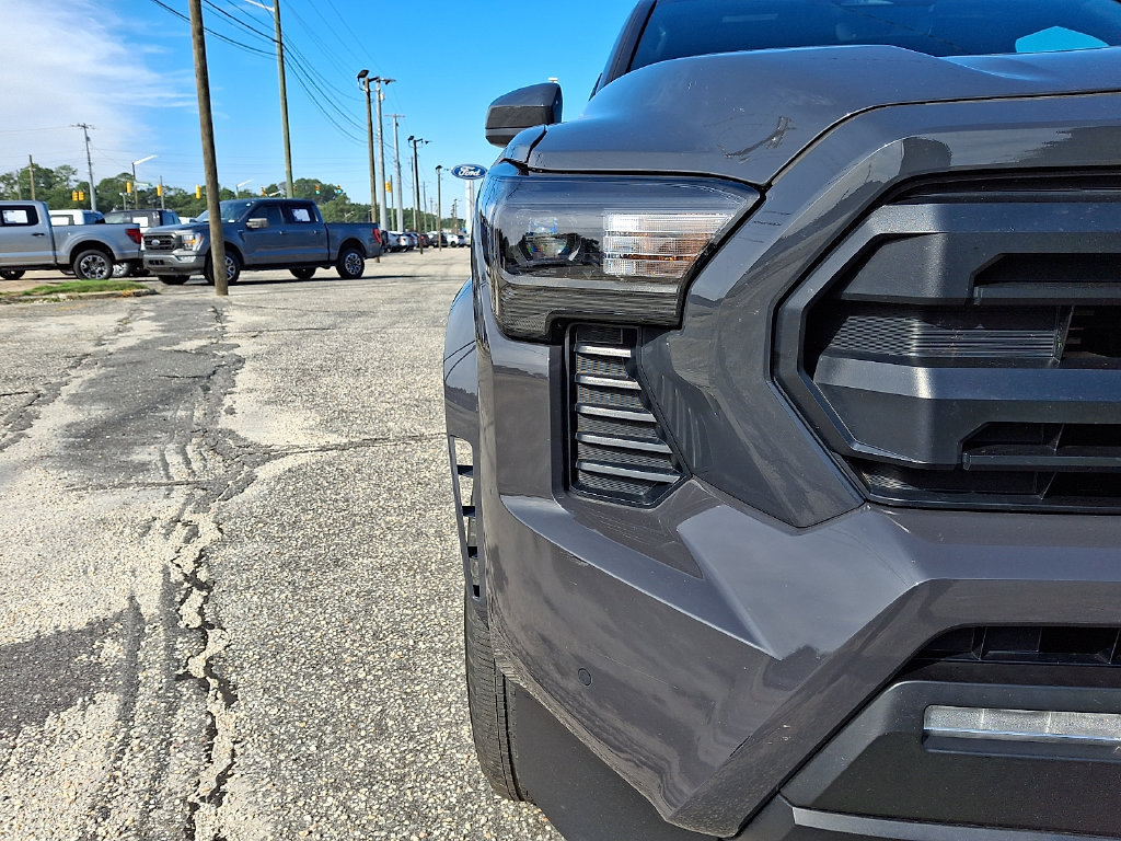 Used 2024 Toyota Tacoma SR5 AWD/4WD image 8