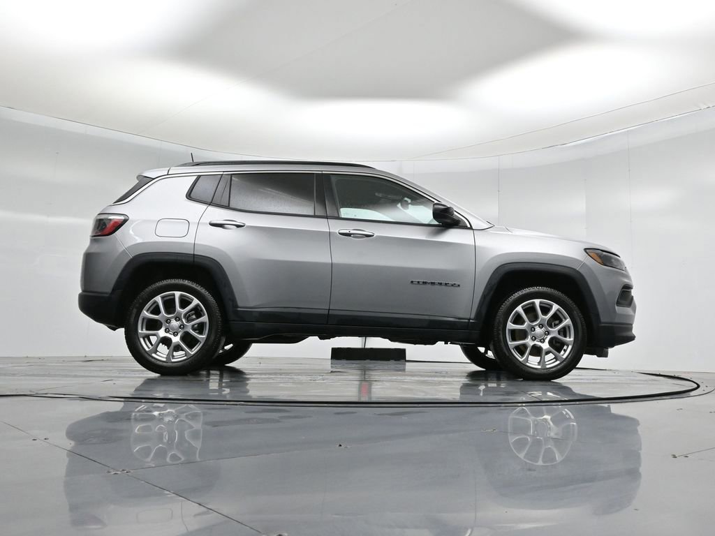 Used 2023 Jeep Compass Latitude image 10