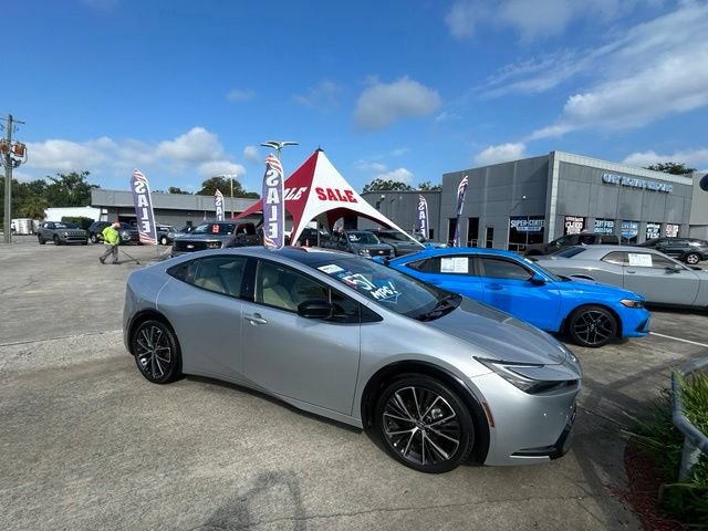 Used 2023 Toyota Prius XLE FWD image 3