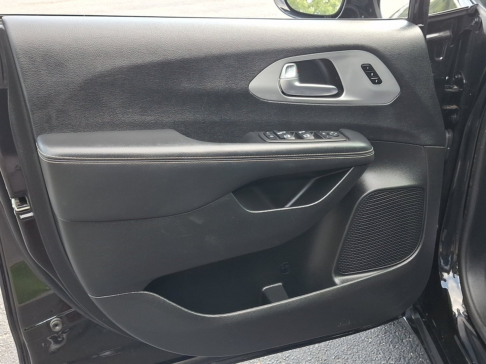 Used 2025 Chrysler Pacifica Limited FWD image 15