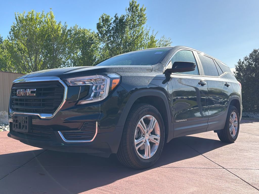 Used 2024 GMC Terrain SLE image 3