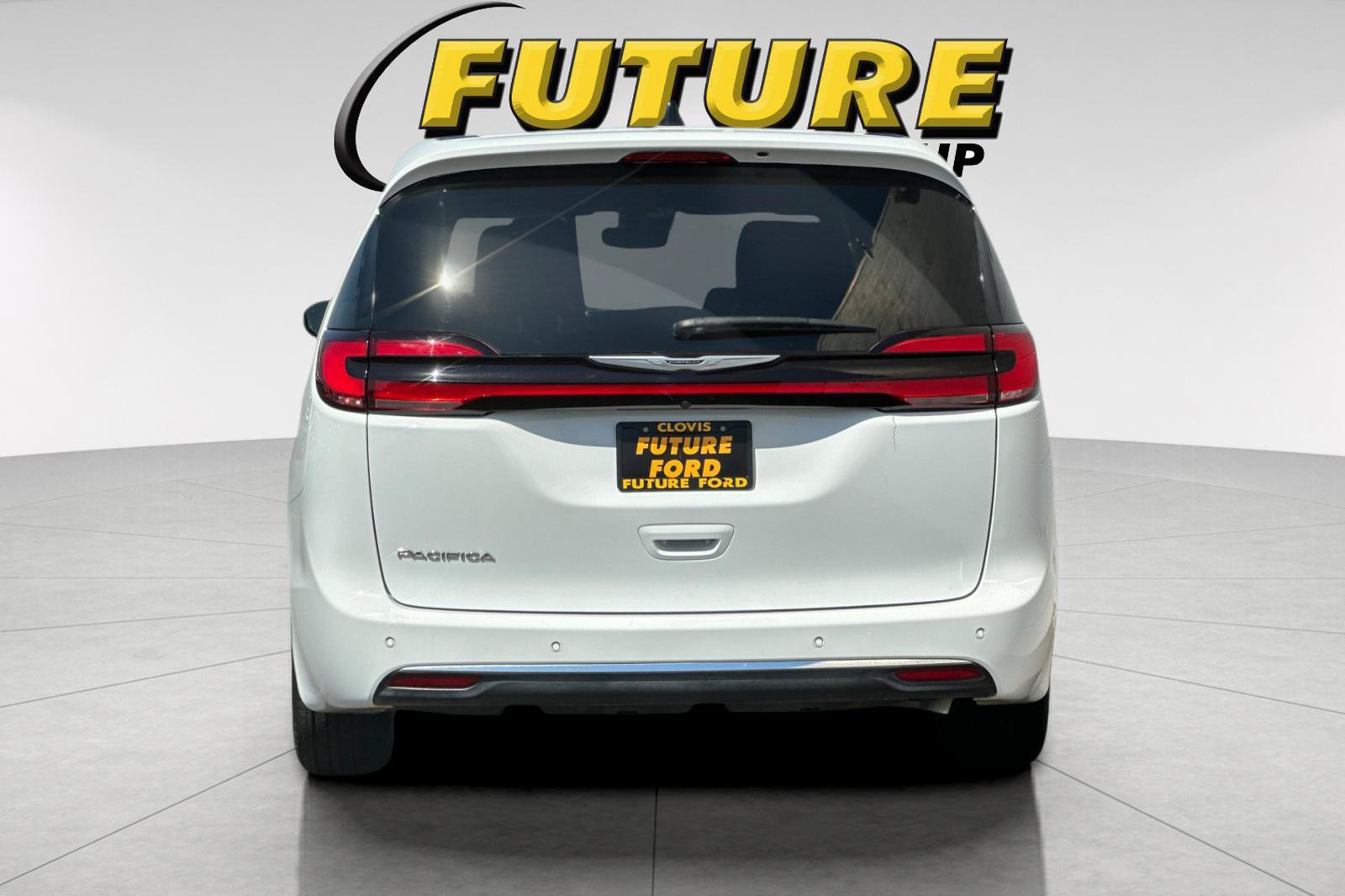 Used 2025 Chrysler Pacifica Select FWD image 4