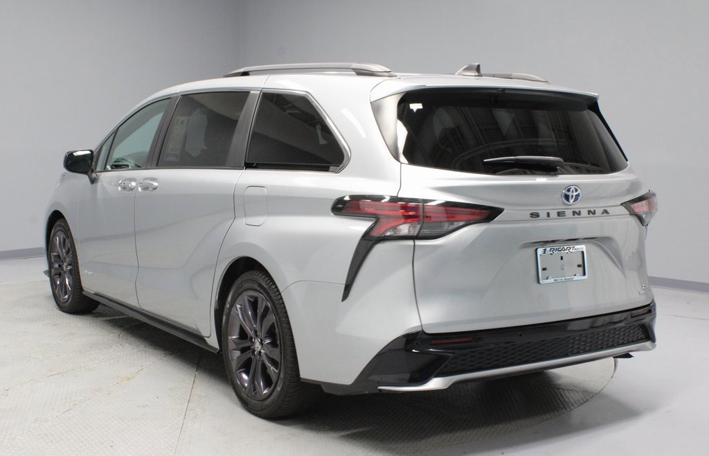 Used 2021 Toyota Sienna XSE w/ XSE Plus Package image 3