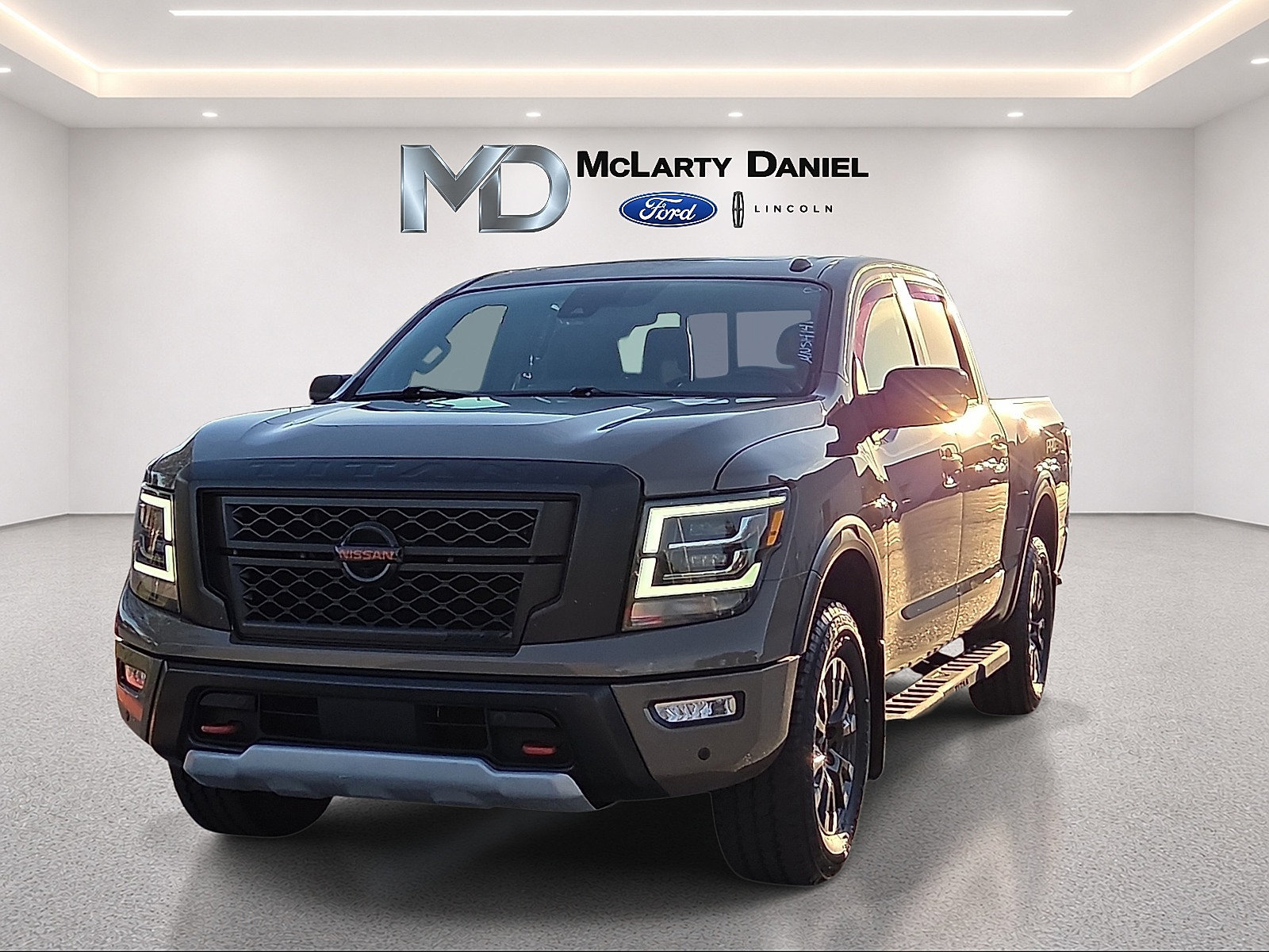 Used 2021 Nissan Titan PRO-4X w/ Pro-4x Convenience Package AWD/4WD image 2