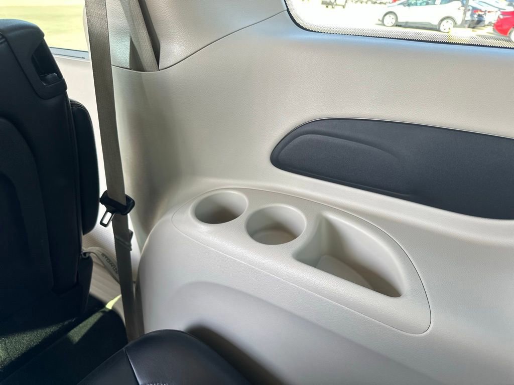 Used 2023 Chrysler Pacifica Touring-L image 42