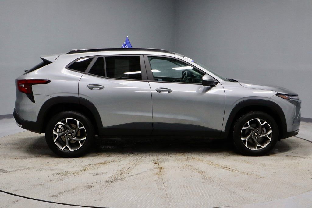 Used 2025 Chevrolet Trax LT w/ Driver Confidence Package image 6