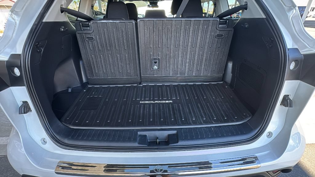 Used 2022 Toyota Highlander LE FWD image 25