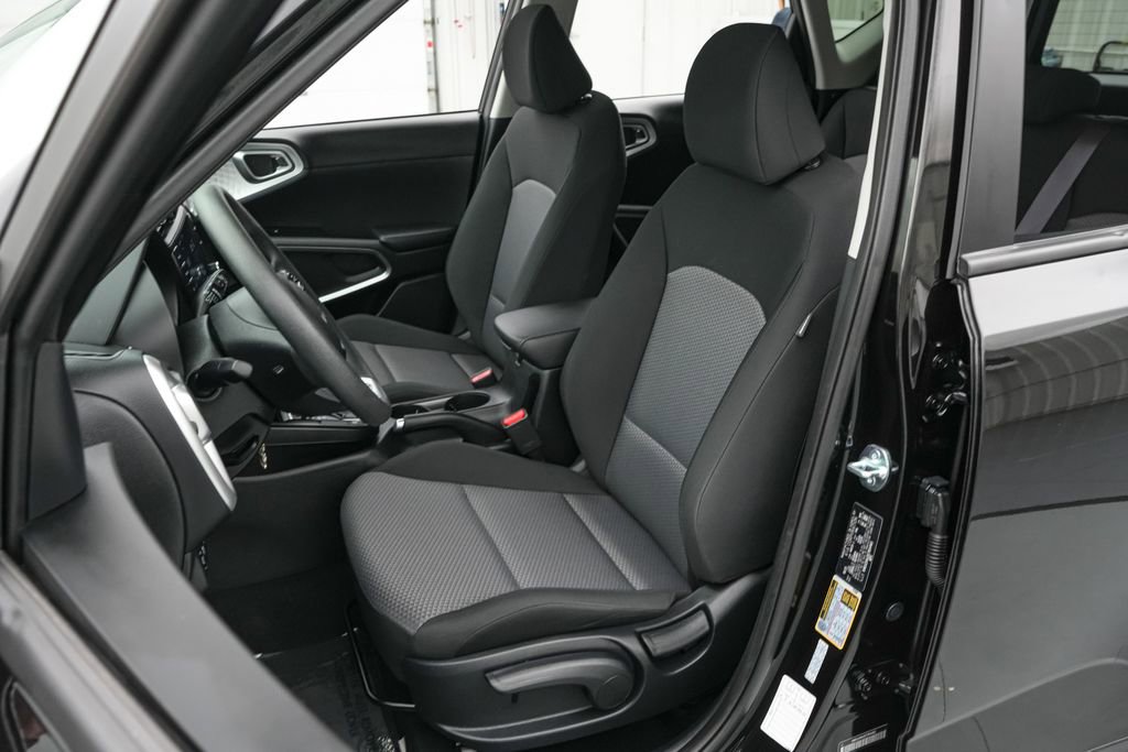 Used 2025 Kia Soul LX FWD image 12