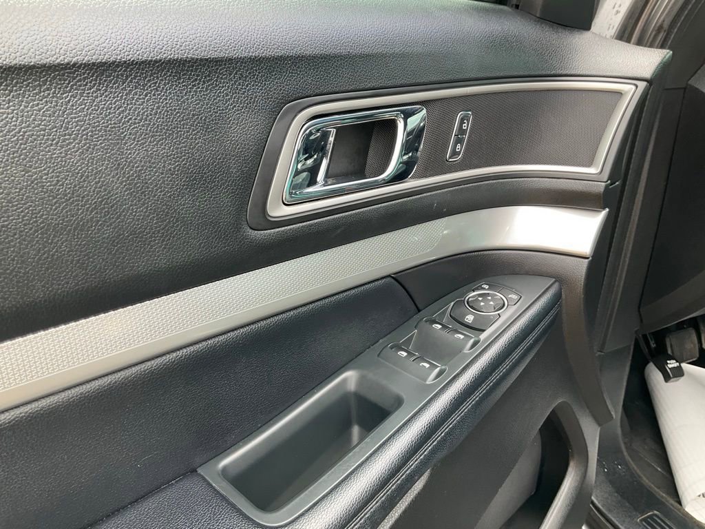 Certified 2017 Ford Explorer XLT w/ Equipment Group 202A image 14