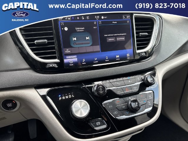 Used 2025 Chrysler Pacifica Select FWD image 25