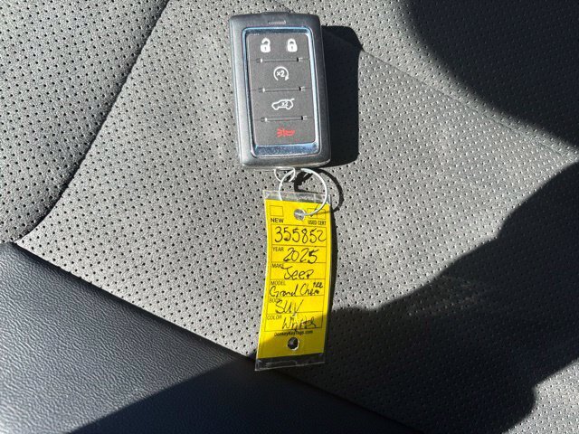 Used 2025 Jeep Grand Cherokee Altitude RWD image 29