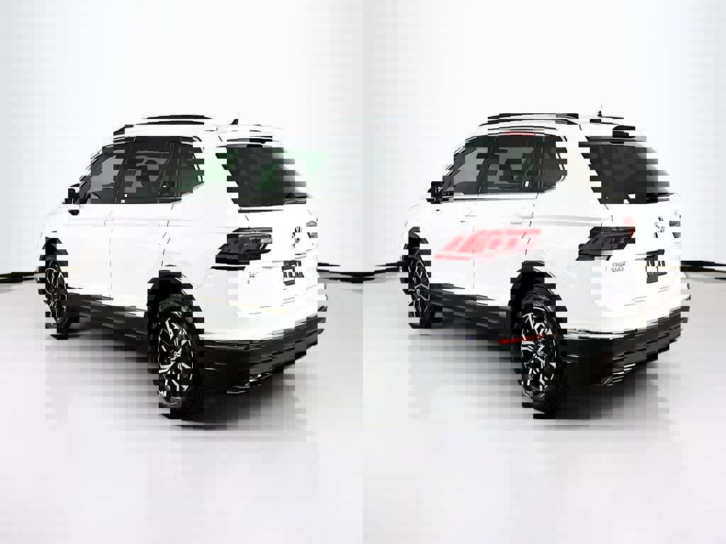 Used 2021 Volkswagen Tiguan SE image 3