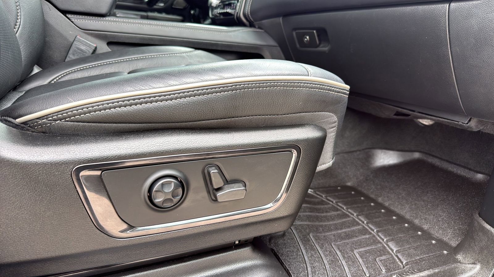 Used 2023 RAM 1500 Limited w/ Night Edition AWD/4WD image 24