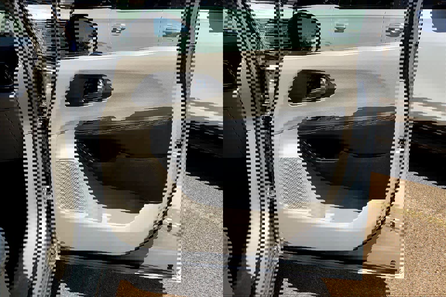 Used 2024 Chrysler Pacifica Touring-L image 23