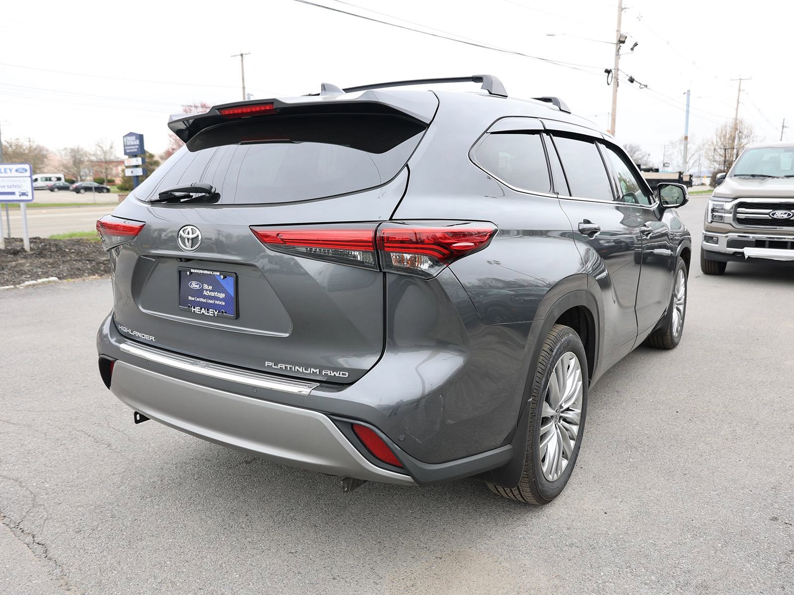 Used 2023 Toyota Highlander Platinum AWD/4WD image 4