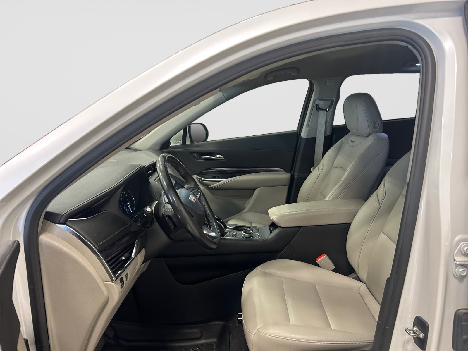 Used 2023 Cadillac XT4 Luxury w/ Cold Weather Package FWD image 11