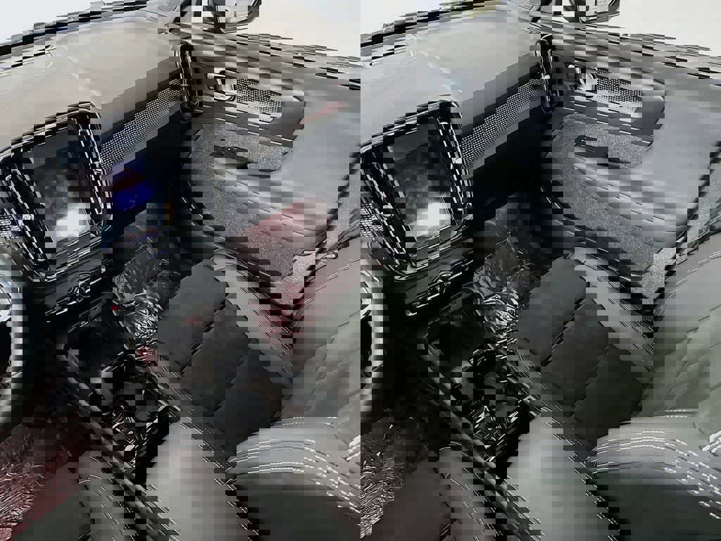 Used 2023 Volvo XC40 B5 Plus image 11