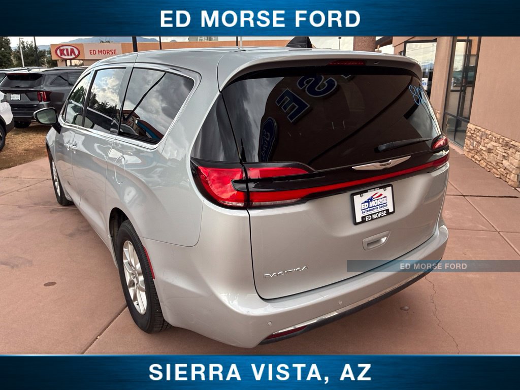 Used 2024 Chrysler Pacifica Touring-L FWD image 7