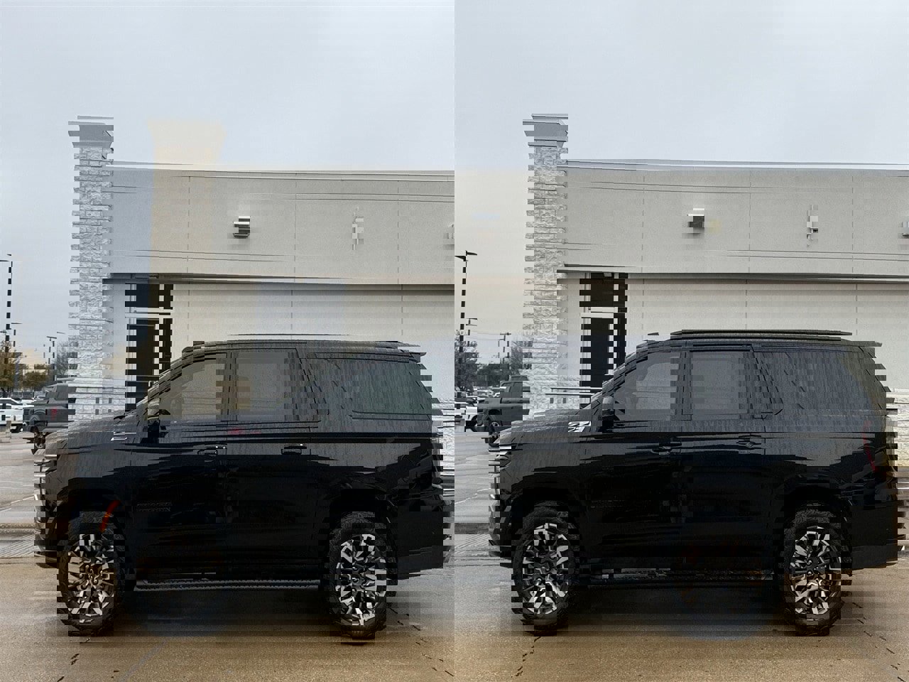 Used 2025 Chevrolet Suburban Z71 w/ Comfort Package image 3