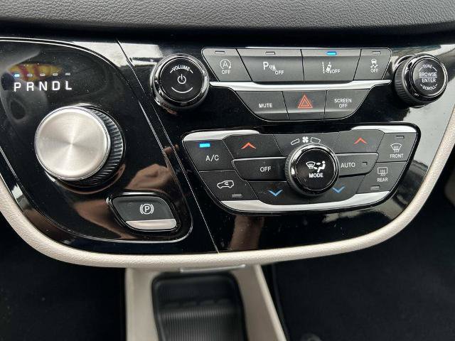 Used 2023 Chrysler Pacifica Touring-L FWD image 31
