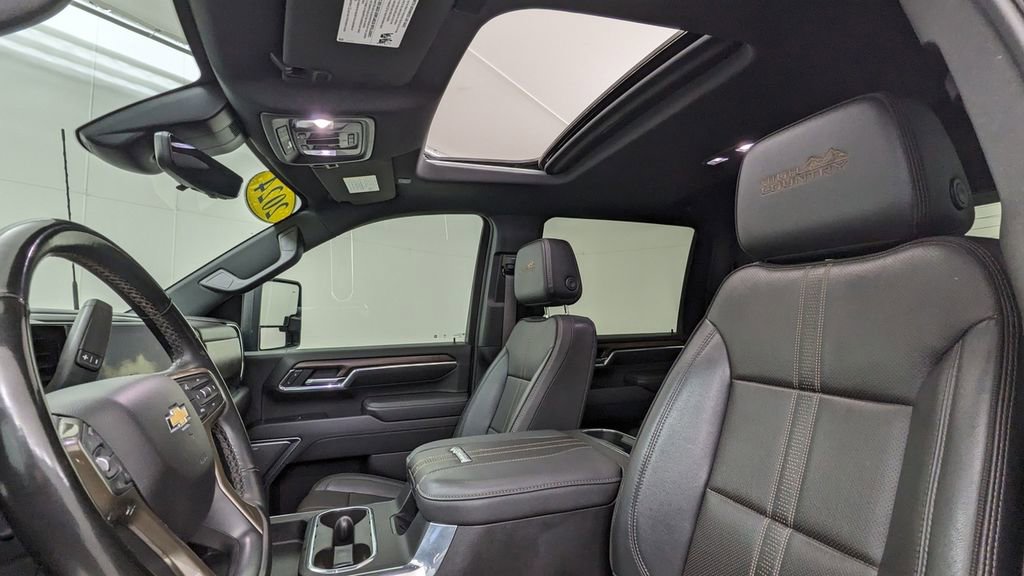 Used 2024 Chevrolet Silverado 3500 High Country w/ High Country Premium Package image 3