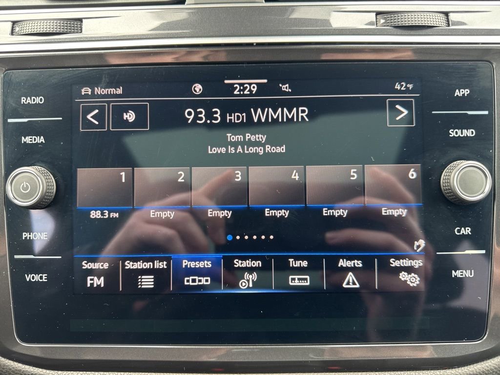 Used 2024 Volkswagen Tiguan SE R-Line image 23