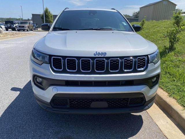 Used 2024 Jeep Compass Latitude AWD/4WD image 2