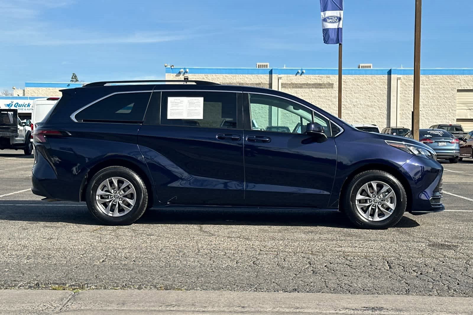 Used 2024 Toyota Sienna LE w/ LE Plus Package image 6