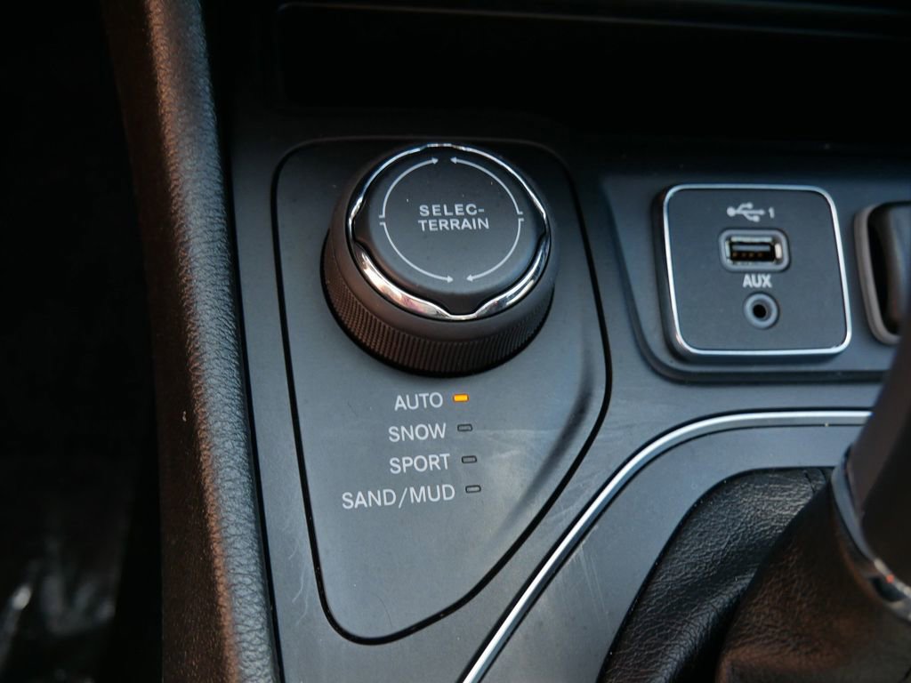 Used 2020 Jeep Cherokee High Altitude AWD/4WD image 23