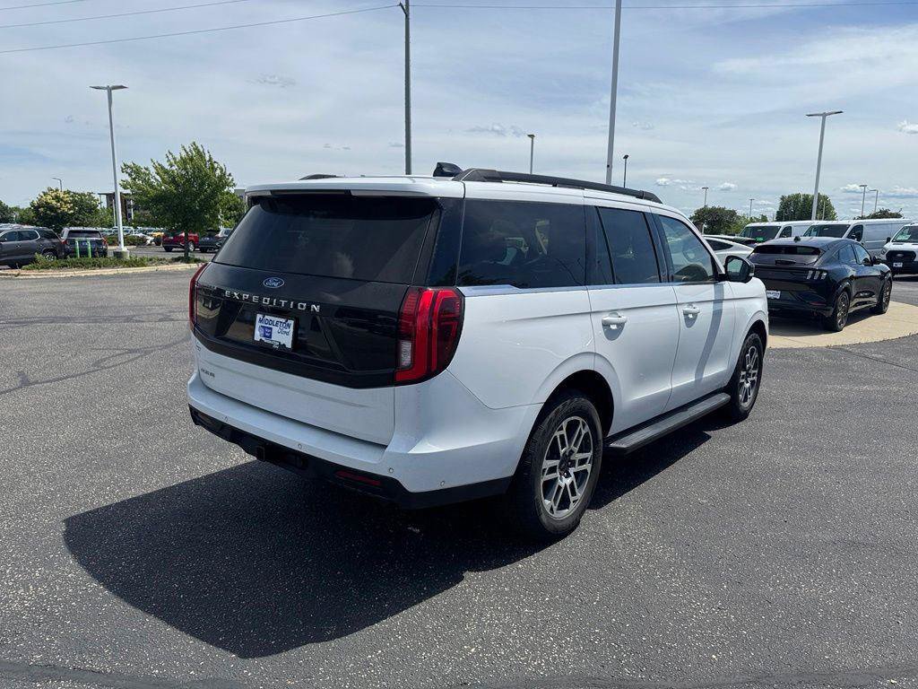 Certified 2025 Ford Expedition Active AWD/4WD image 3