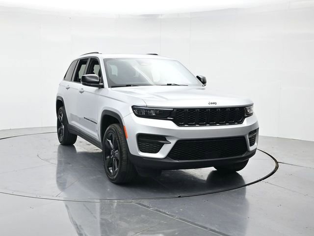 Used 2024 Jeep Grand Cherokee Altitude AWD/4WD image 4