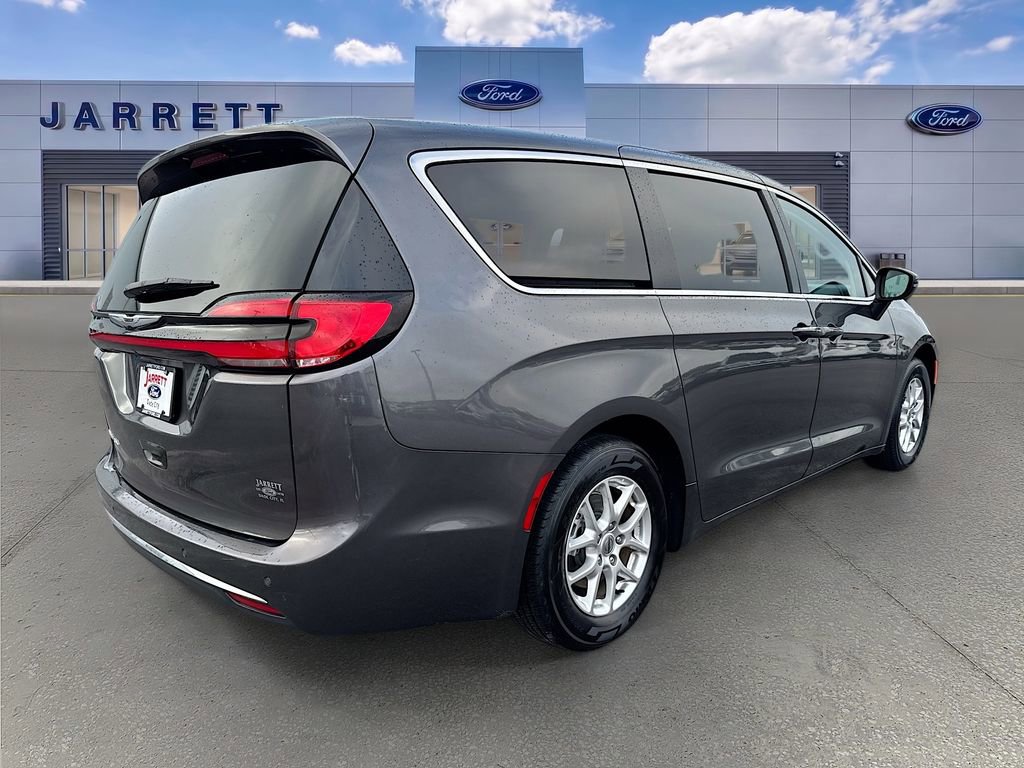 Used 2023 Chrysler Pacifica Touring-L FWD image 7