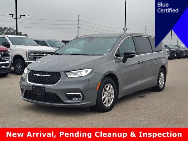 Used 2025 Chrysler Pacifica Select