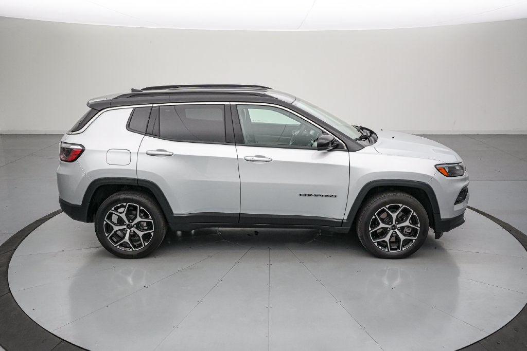 Used 2025 Jeep Compass Limited AWD/4WD image 3