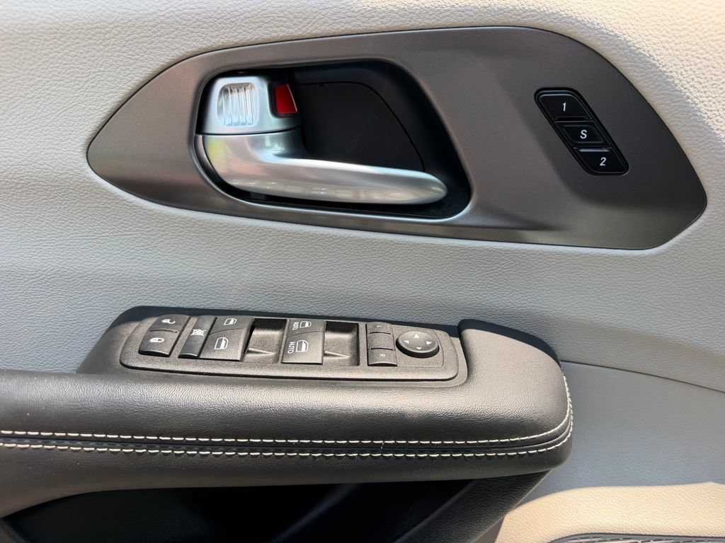 Used 2024 Chrysler Pacifica Touring-L FWD image 14
